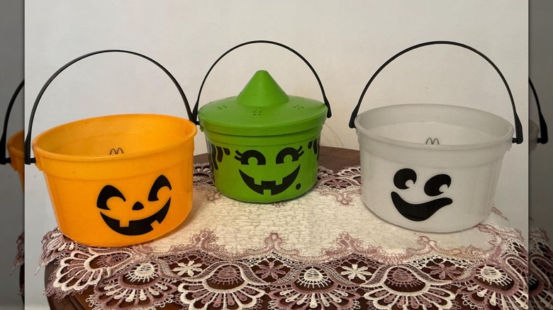 Tres cubos Boo de Halloween de McDonald's sobre una mesa
