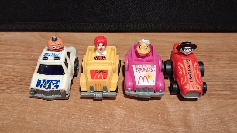 Cuatro coches rápidos de Mac con el oficial Big Mac, Ronald McDonald, Birdie y el Hamburglar