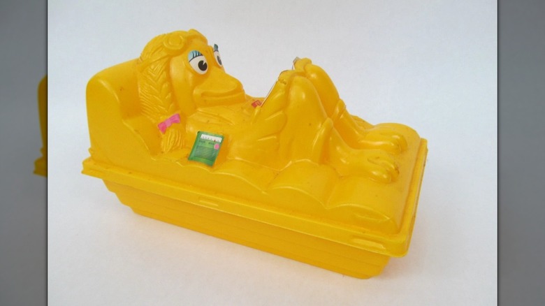 Un juguete Happy Meal flotante Birdie amarillo sobre un fondo blanco