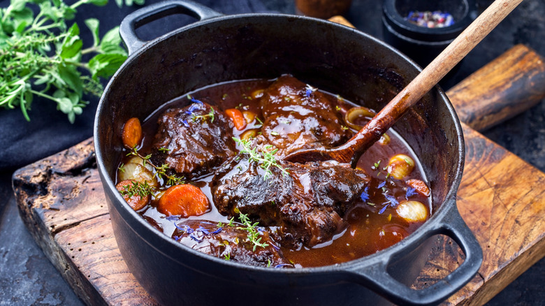 Asado en olla de hierro fundido