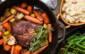 Horno holandés versus olla de cocción lenta: ¿cuál es mejor para un asado tierno?