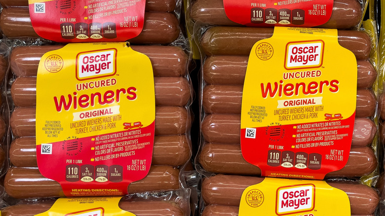 Primer plano de los paquetes de salchichas sin curar de Oscar Mayer en el estante de la tienda