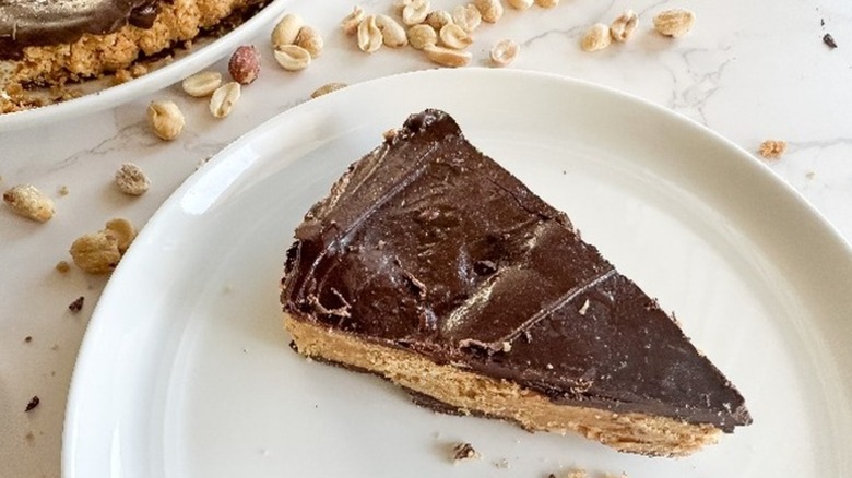 Rebanada de pastel inspirado en la taza de mantequilla de maní de Reese