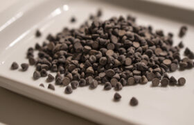 Si tienes chispas de chocolate y mantequilla de maní, haz este pastel inspirado en dulces