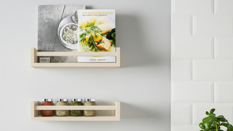 estantes estrechos con especias y libros de cocina