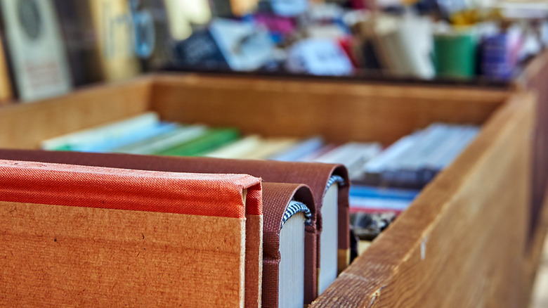 cajas de madera con expositores de libros