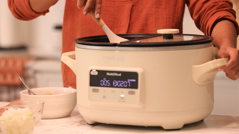 Mujer mezclando comida en Crock Pot