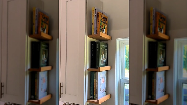 Libros de cocina exhibidos en estantes flotantes en la cocina
