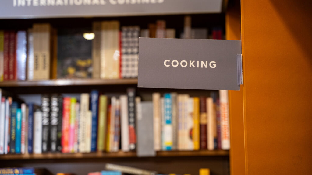 TikToker utiliza estantes flotantes para crear un elegante almacenamiento de libros de cocina