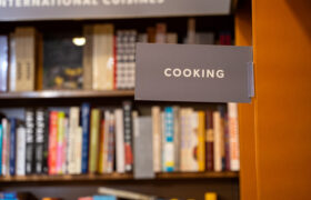 TikToker utiliza estantes flotantes para crear un elegante almacenamiento de libros de cocina