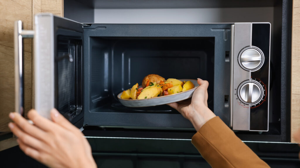 La señal reveladora de que su Pyrex antiguo no es apto para microondas