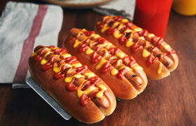 El condimento simple que le da color y sabor a los hot dogs comprados en la tienda
