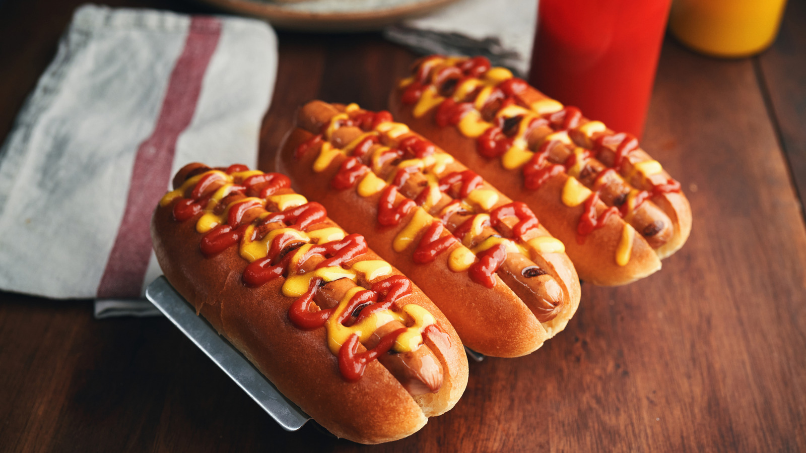 El condimento simple que le da color y sabor a los hot dogs comprados en la tienda