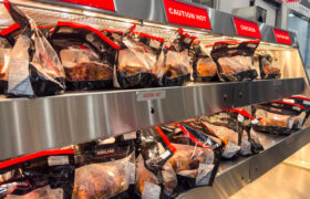 Deje de tirar la grasa del pollo asado y haga esto en su lugar