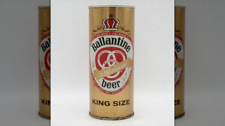 Lata de Ballantine con el logo de una corona sobre un fondo blanco.