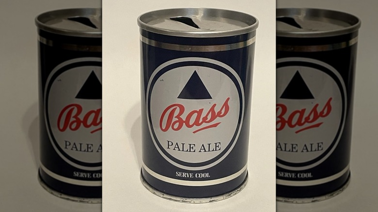 Una lata de Bass Ale sobre un fondo blanco.