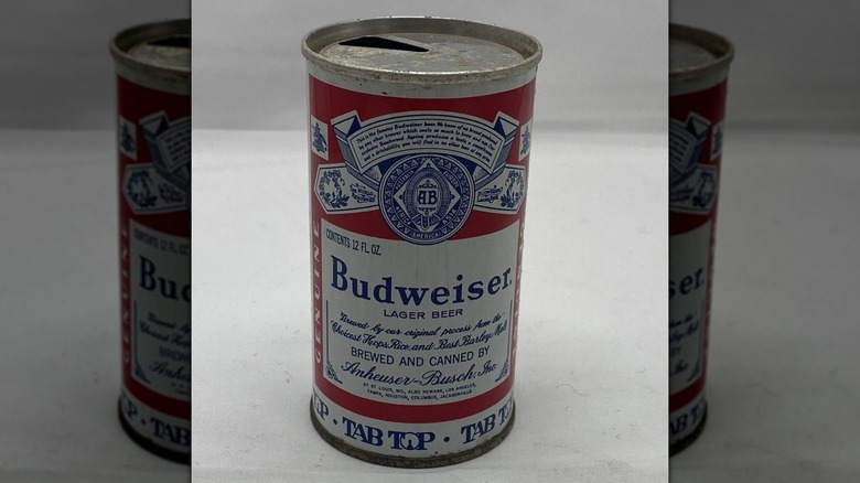 Una lata de Budweiser sobre un fondo blanco.