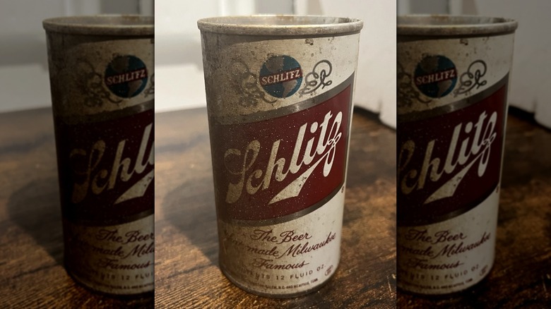 Una lata Schlitz sucia sobre una superficie de madera