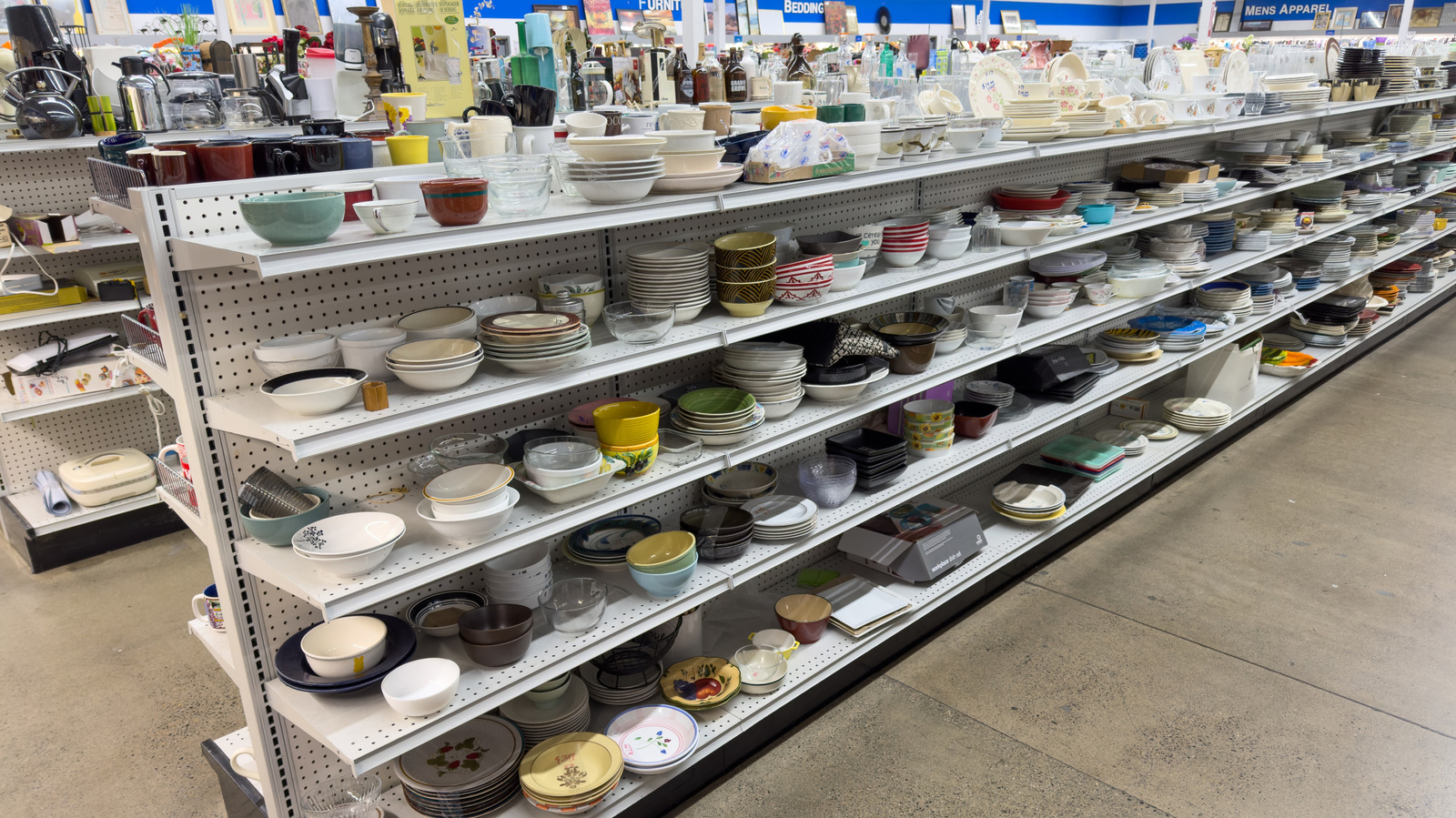 Los raros platos de Pyrex de mediados de siglo que todos esperan encontrar en la tienda de segunda mano