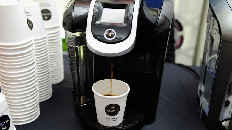 Una cafetera Keurig haciendo café