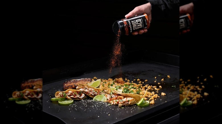 Condimento para tacos Blackstone sobre carne para tacos