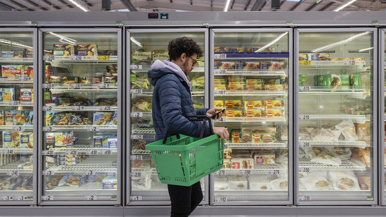 Hombre de compras con cesta vacía