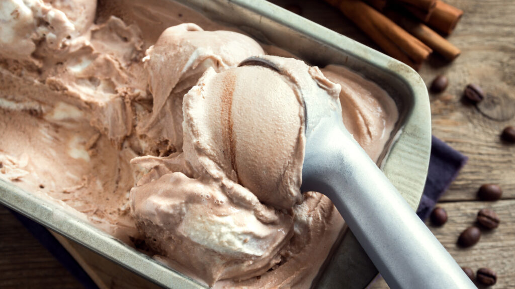 Para obtener un helado más esponjoso comprado en la tienda, compre este alimento básico para el refrigerador