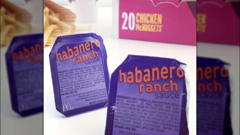 Dos dips de salsa ranchera de habanero de McDonald's con McNuggets de pollo y papas fritas
