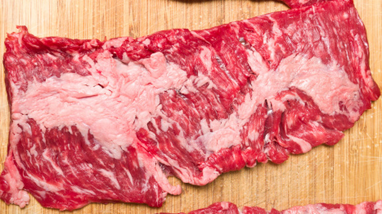 Filete de falda sobre tabla de cortar de madera