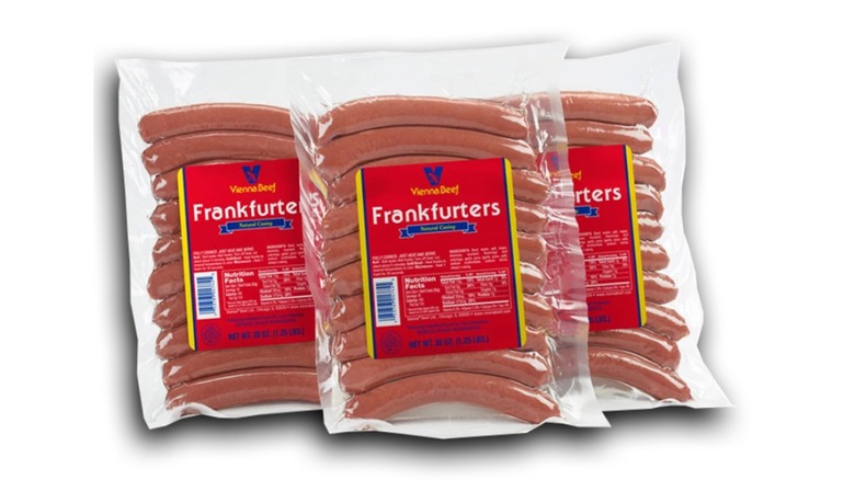 3 paquetes de Hot Dogs de tripa natural de ternera de Viena sobre fondo blanco.