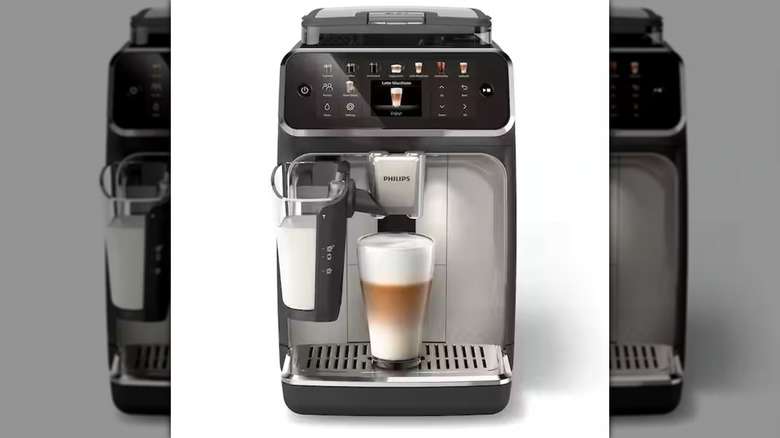 Máquina de café expreso totalmente automática Philips 5500 de 1 taza con espumador de leche LatteGo sobre fondo blanco.