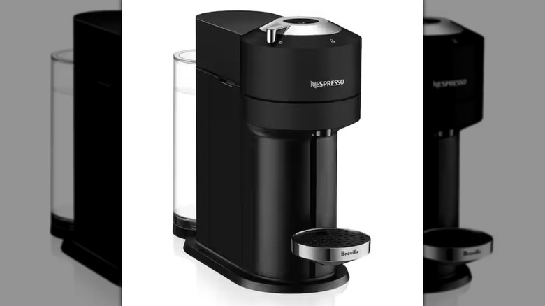 Máquina de café y espresso Breville Vertuo Next Deluxe de 1 taza sobre fondo blanco.