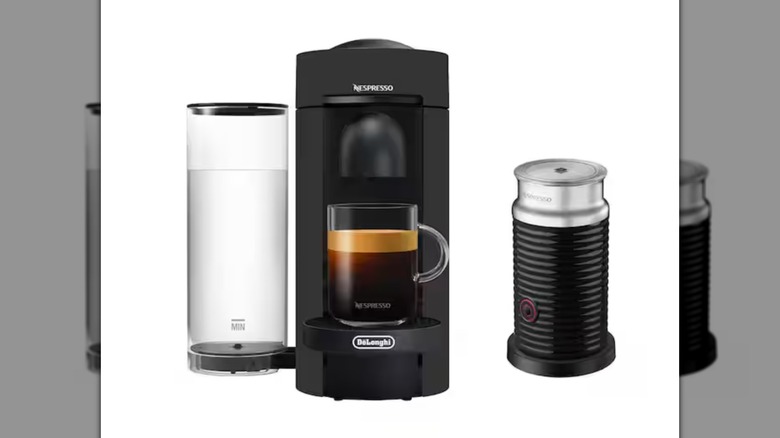 Cafetera De'Longhi 1 taza Vertuo Plus Deluxe y cafetera espresso sobre fondo blanco.