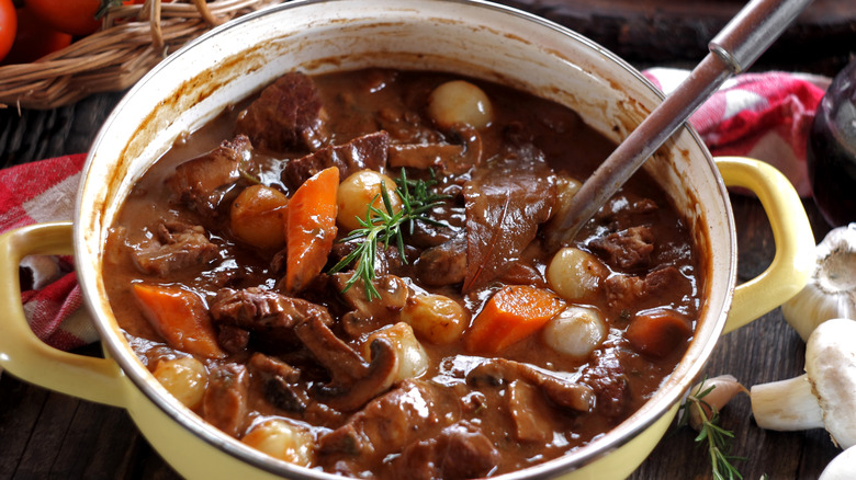 Olla de ternera bourguignon