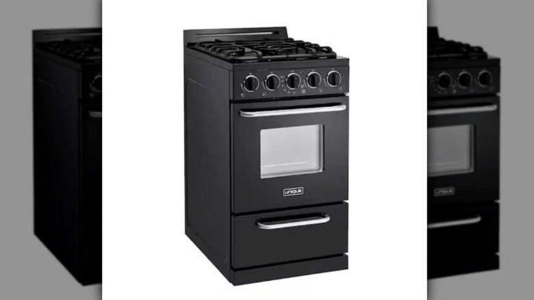 Horno de electrodomésticos únicos sobre fondo blanco.