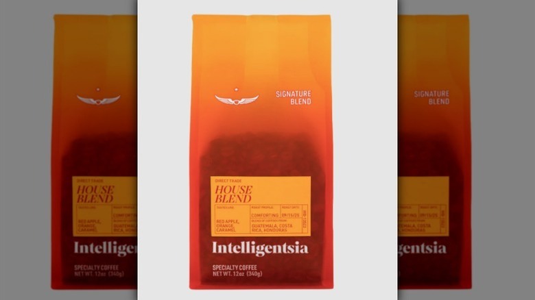 Mezcla de la Casa Intelligentsia sobre fondo blanco/gris