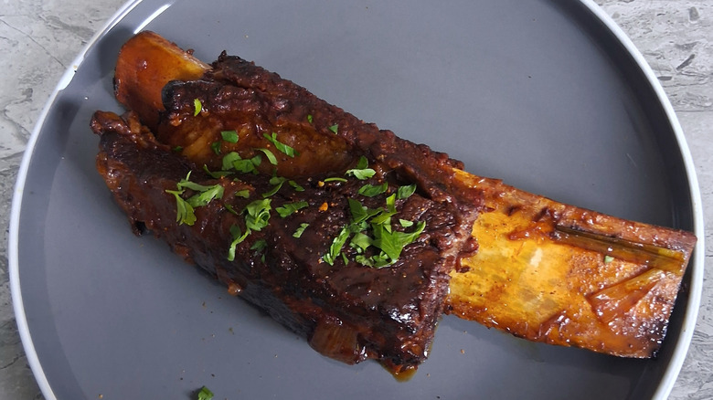 Costillar cocido a fuego lento con guarnición de romero