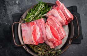 Olla de cocción lenta versus horno: ¿cuál es mejor para las costillas tiernas de res?