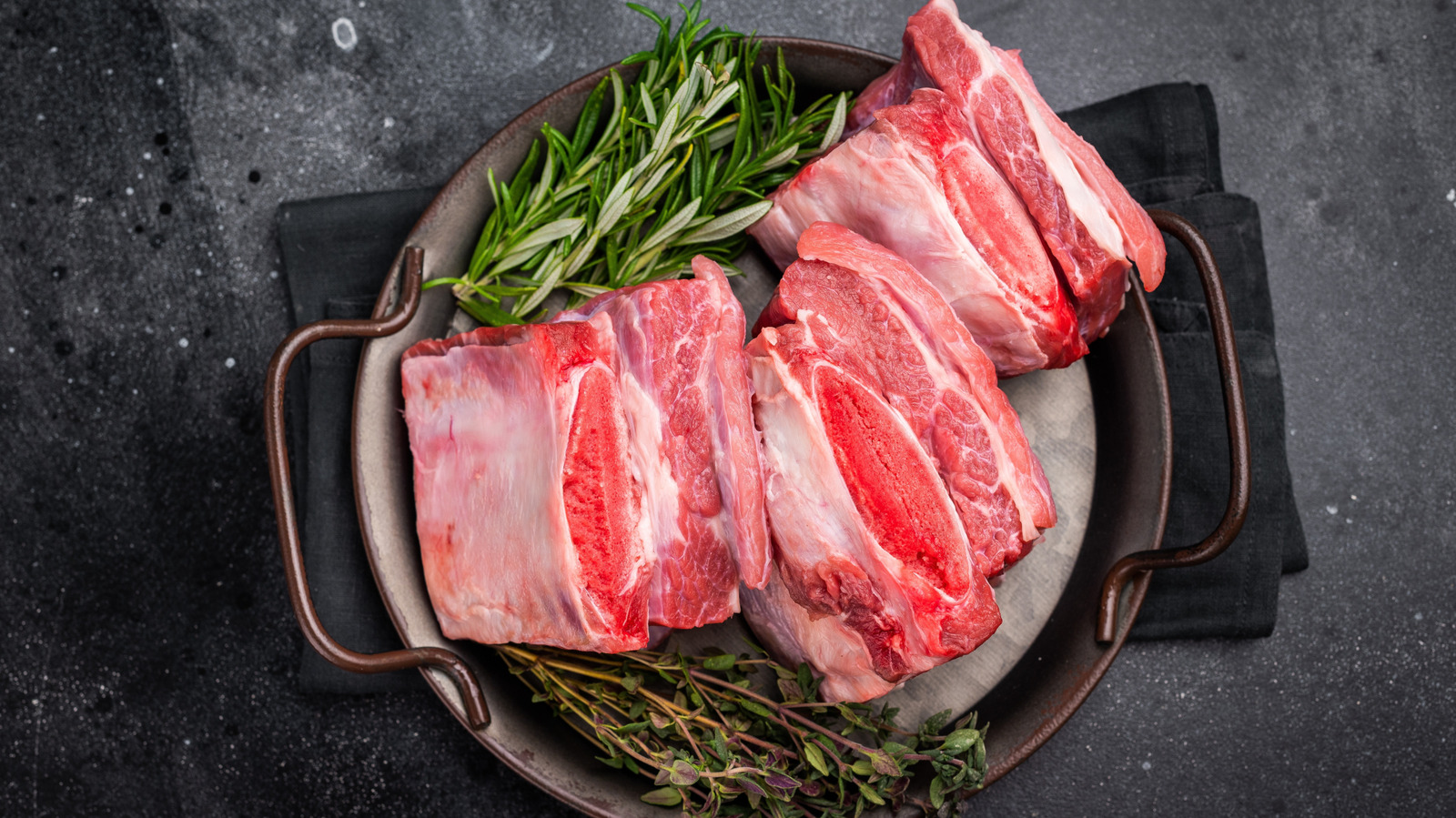 Olla de cocción lenta versus horno: ¿cuál es mejor para las costillas tiernas de res?