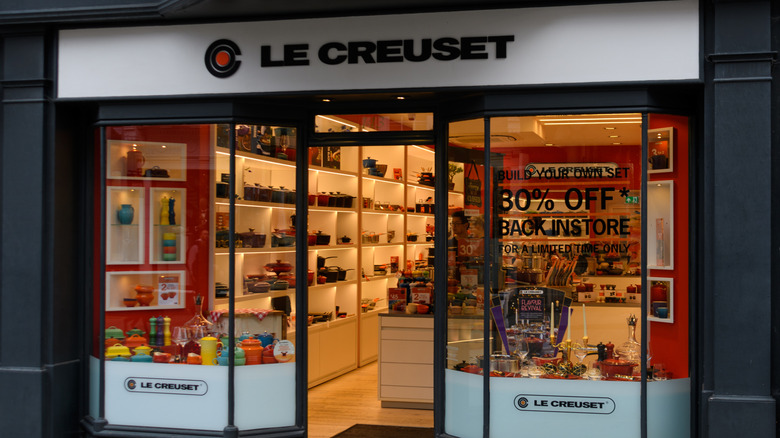 Toma exterior de la tienda outlet de Le Creuset