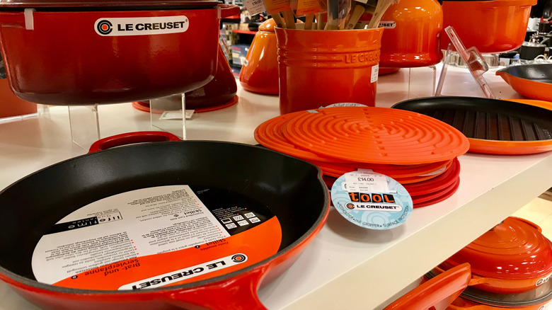 Mesa de tienda con varios artículos de Le Creuset a la venta