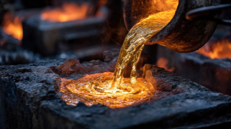 Metal fundido que se vierte del crisol al molde