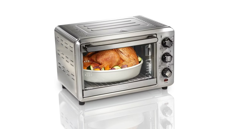 Freidora sin aceite estilo horno con un pollo entero dentro
