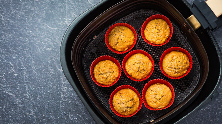 Cajón de la freidora lleno de muffins