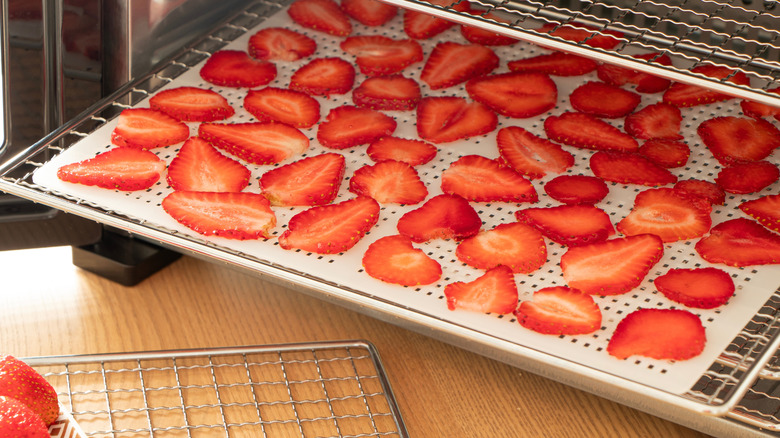 Rodajas de fresa dispuestas sobre la rejilla del horno