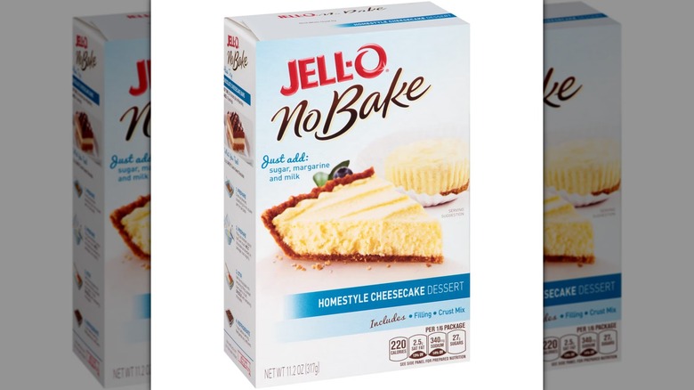 Un kit de postre de tarta de queso estilo casero sin hornear Jell-O sobre un fondo blanco