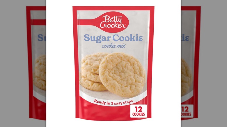 Mezcla de galletas de azúcar Betty Crocker sobre un fondo blanco.