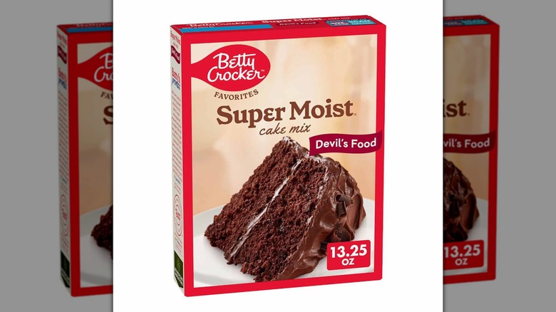 Una caja de Betty Crocker Favoritos Super Moist Devil's Food Cake Mix sobre un fondo blanco.