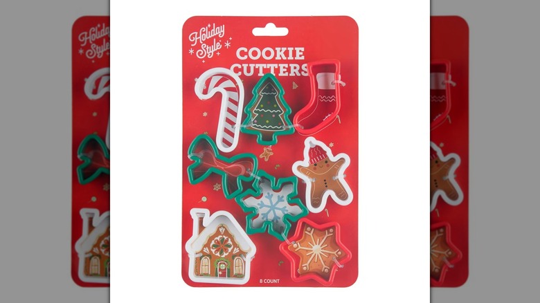 Cortadores de galletas de estilo navideño empaquetados sobre un fondo blanco