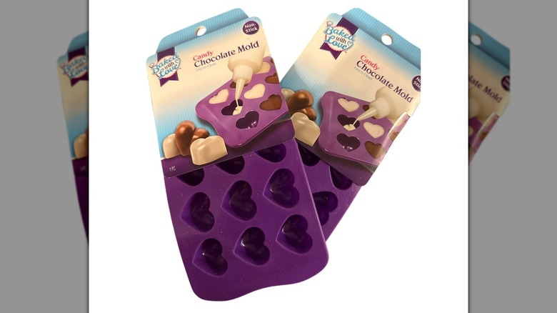 Horneado con amor molde de chocolate en forma de corazón sobre un fondo blanco.